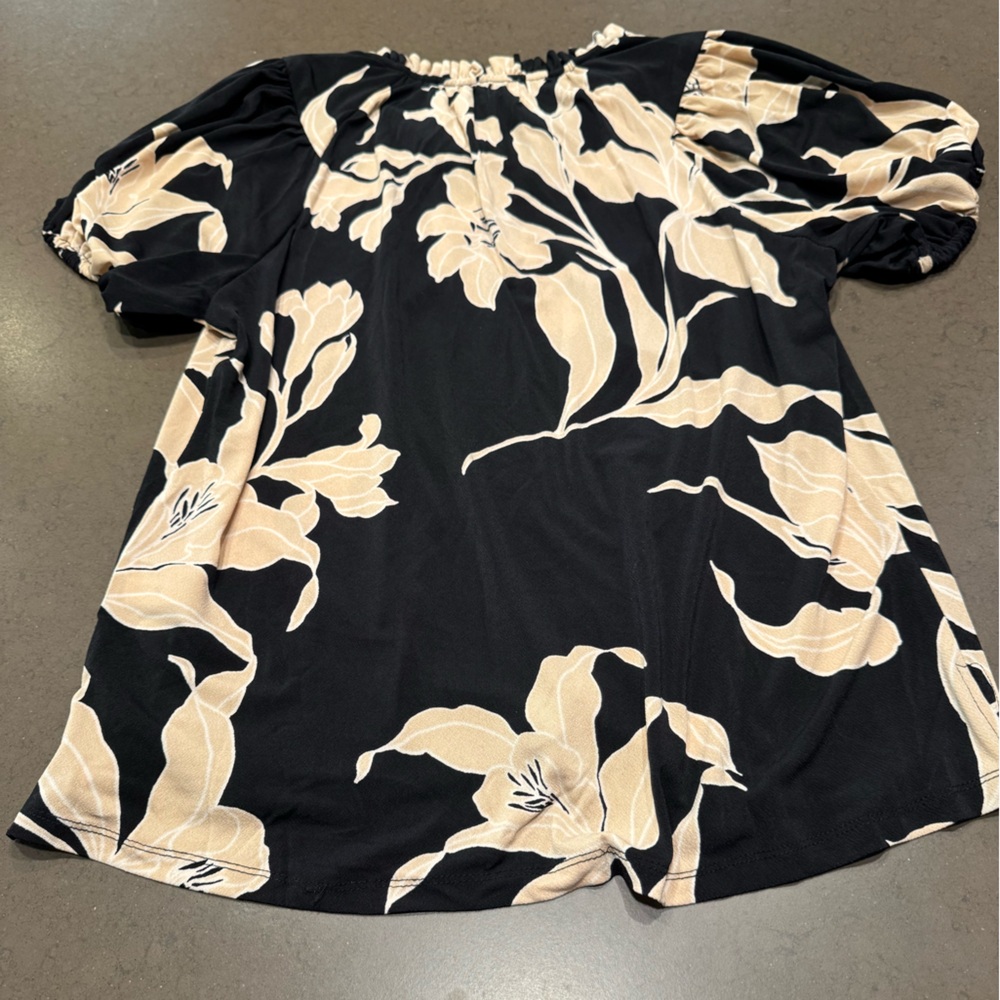 NWT CeCe
Women's Ruffled Sleeve V-Neck Blouse Sz: M - Picture 9 of 9
